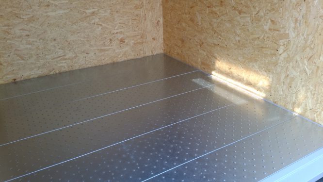 床材は亜鉛鉄板性、ｔ＝1.6㎜。滑りにくく、耐荷重は6000Ｎ/㎡(約600kgf/㎡)で頑丈です。