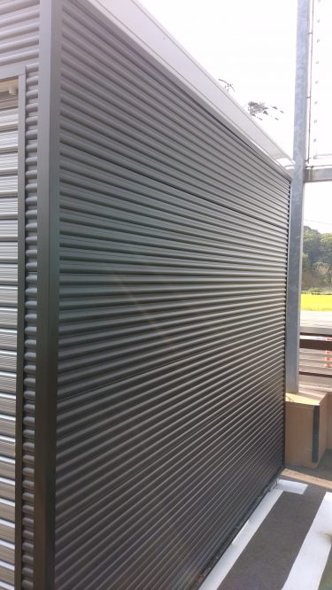 外壁に高断熱、耐久性抜群の断熱ガルバリウム鋼板(t=0.27㎜)を採用。変褐色10年保証付き！