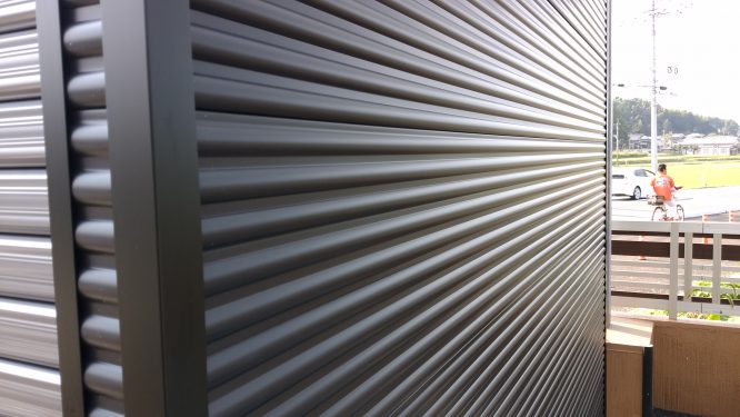 外壁にはスタイリッシュ＆高断熱、耐久性、耐震性抜群の断熱ガルバリウム鋼板(t=0.27㎜)を採用。