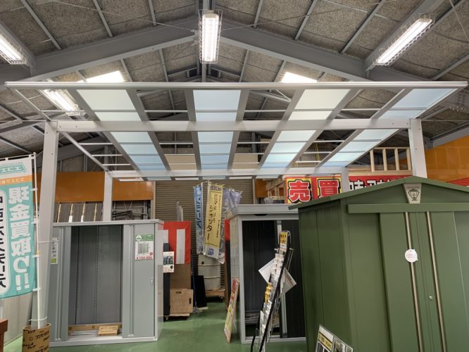 展示の為屋根材を一部外しています
