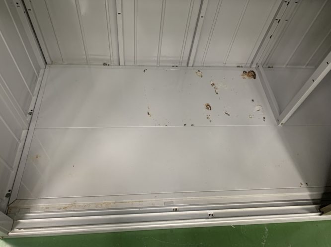 奥の床板は新品に取り替えます！！