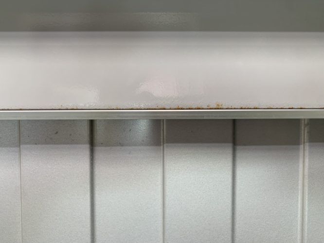 扉上部にサビあります
