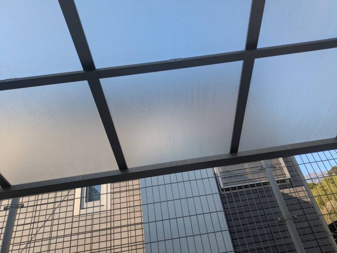 熱をカットする熱線吸収ポリカ屋根のクリアマットS